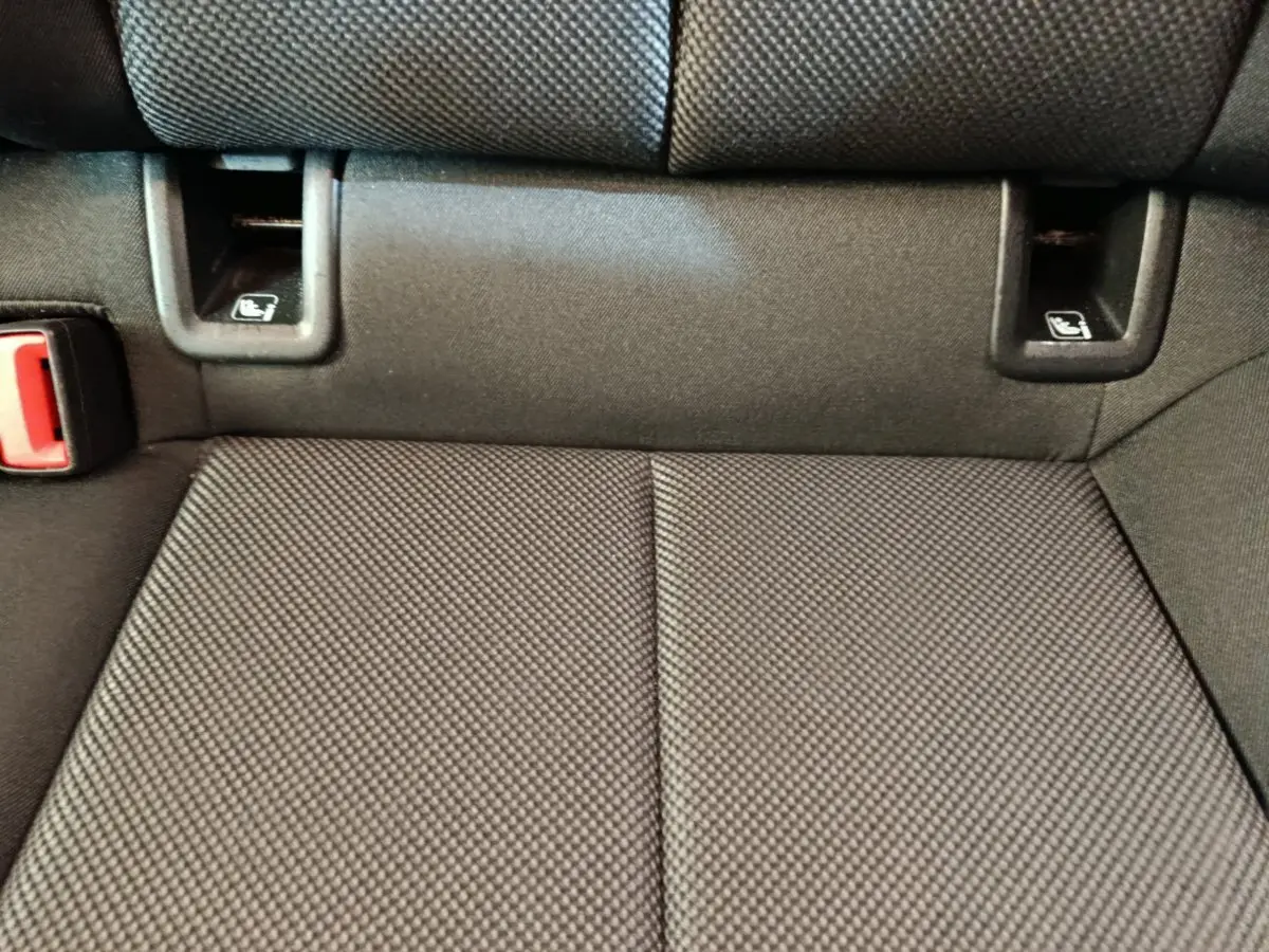 Gros plan sur la banquette arrière noire de l'Audi A3 30 TFSI MHEV Business Line avec fixation Isofix visible.
