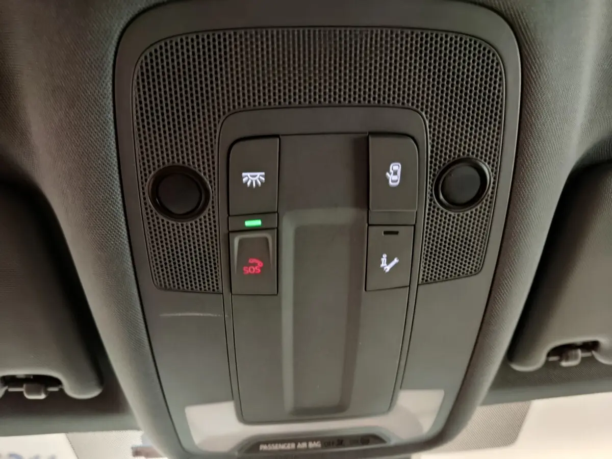 Vue en gros plan du plafonnier noir avec commandes d'éclairage et bouton SOS de l'Audi A3 30 TFSI MHEV 2022.