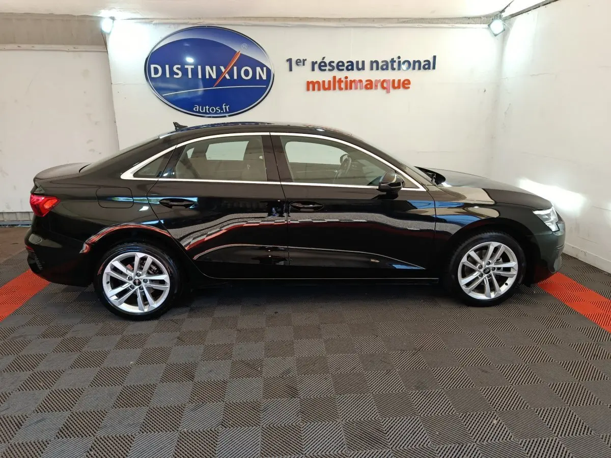 Audi A3 30 TFSI MHEV noir vue de profil côté gauche, stationnée en intérieur avec jantes alliage visibles