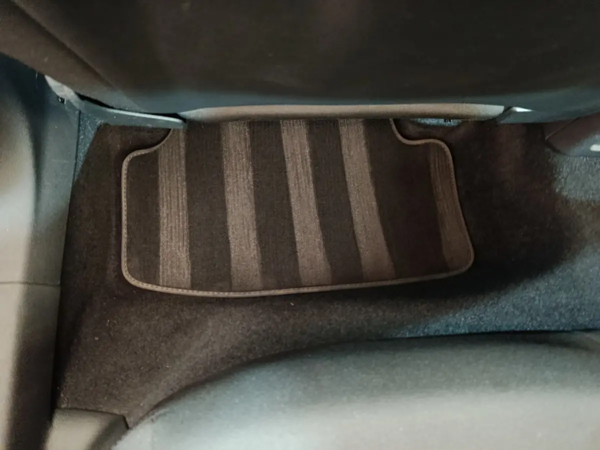 Tapis de sol noir rayé vu du dessous du siège arrière d'une Audi A3 30 TFSI MHEV Business Line 2022.