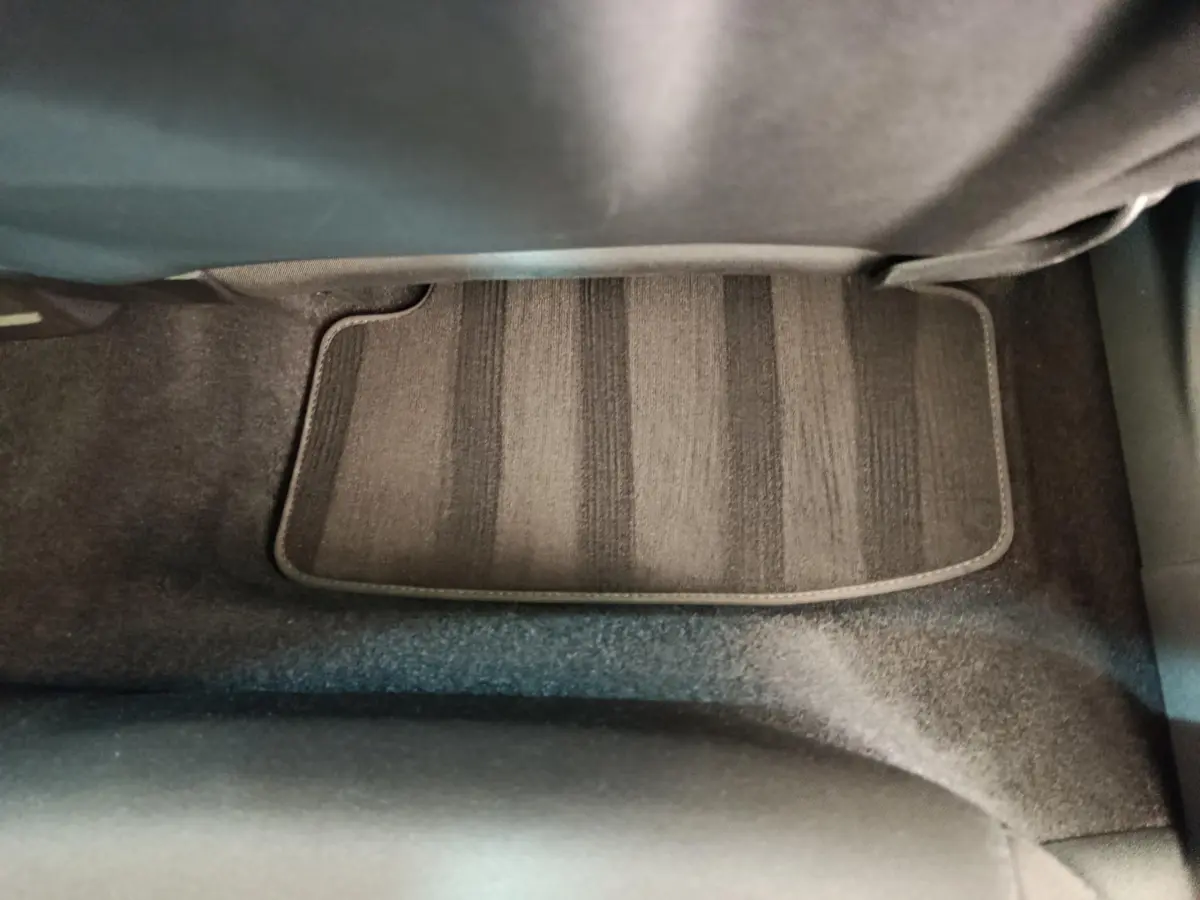 Tapis de sol noir vu de dessus côté passager avant dans l'Audi A3 30 TFSI MHEV Business Line 2022.