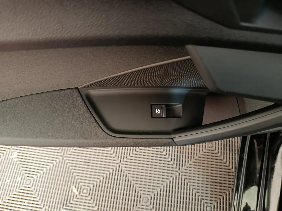 Bouton de verrouillage des portes sur la porte intérieure côté conducteur d'une Audi A3 noire 2022.