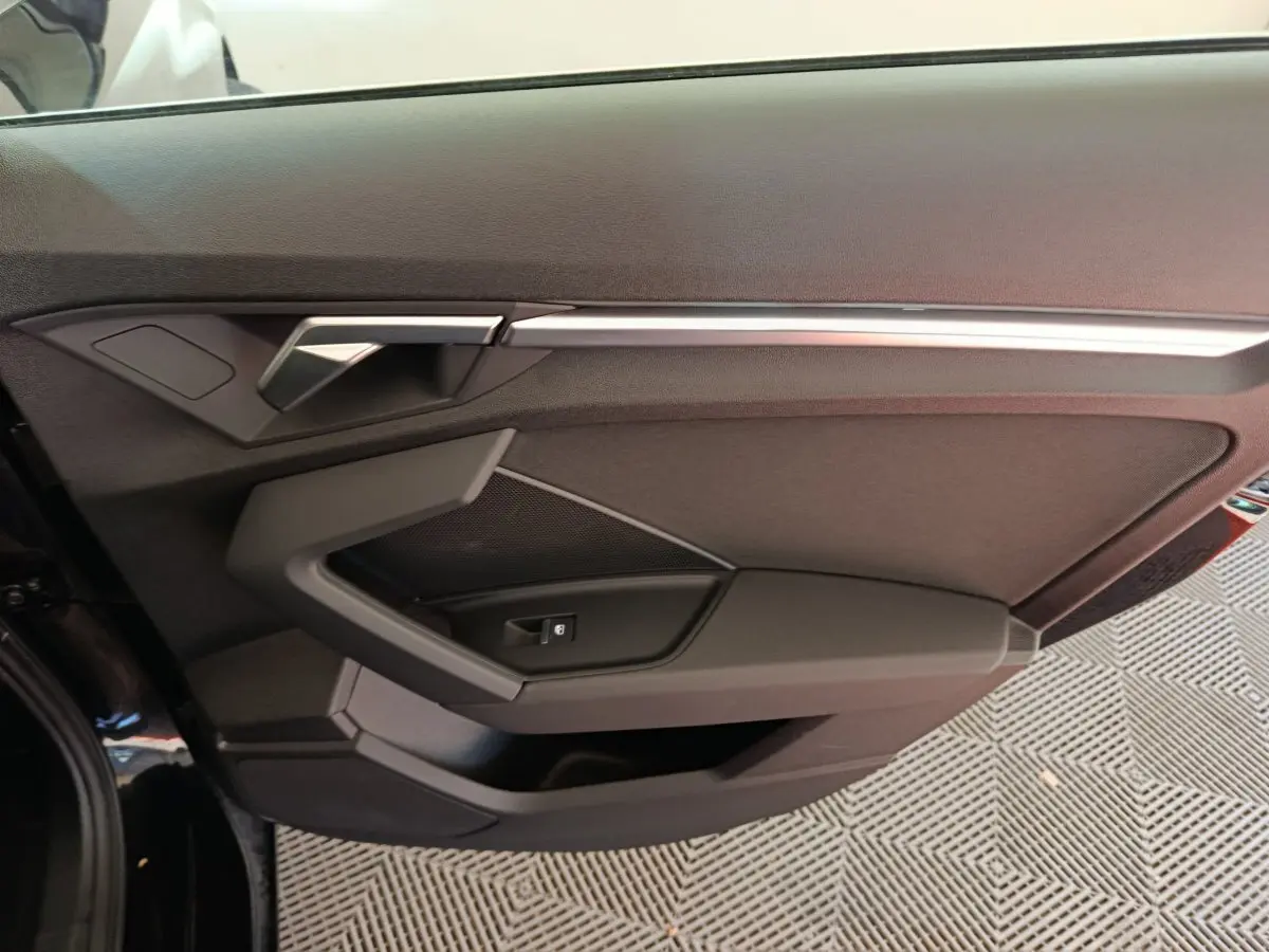 Vue intérieure du panneau de porte côté gauche noir de l'Audi A3 30 TFSI MHEV Business Line 2022.