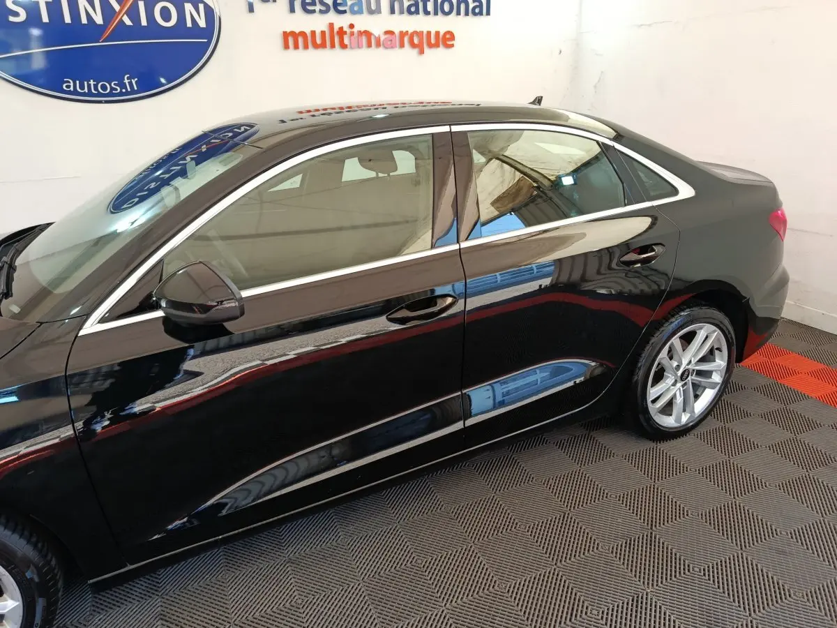 Profil côté gauche d'une Audi A3 noire 2022, finition Business Line, avec jantes alliage et rétroviseurs électriques.