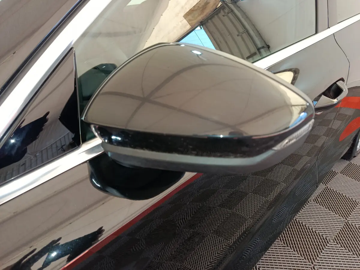 Rétroviseur côté gauche noir brillant d'une Audi A3 30 TFSI MHEV S Tronic 2022, vue rapprochée en extérieur.