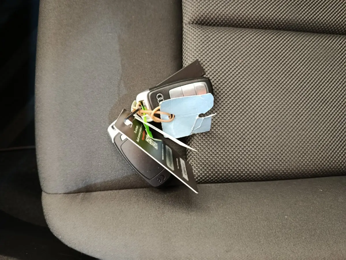 Gros plan sur une clé Audi posée sur un siège tissu noir à l'intérieur de l'Audi A3 30 TFSI MHEV 2022.