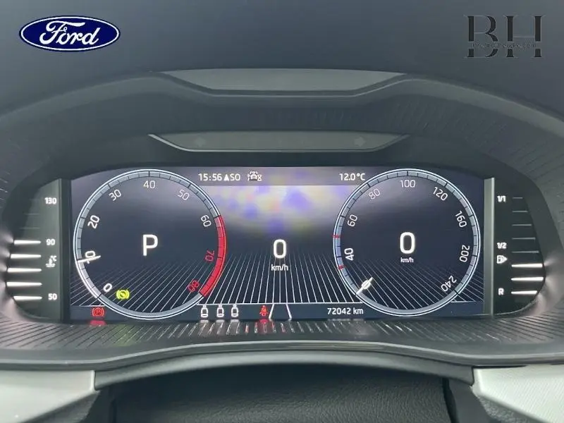 Affichage numérique du tableau de bord d'une Skoda Kamiq 2022, vue frontale, avec compteurs et indicateurs lumineux.