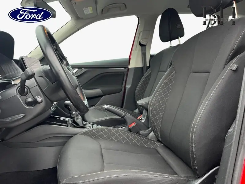 Vue intérieure côté conducteur du Skoda Kamiq 2022 rouge Velvet, sièges tissu noir avec surpiqûres grises.