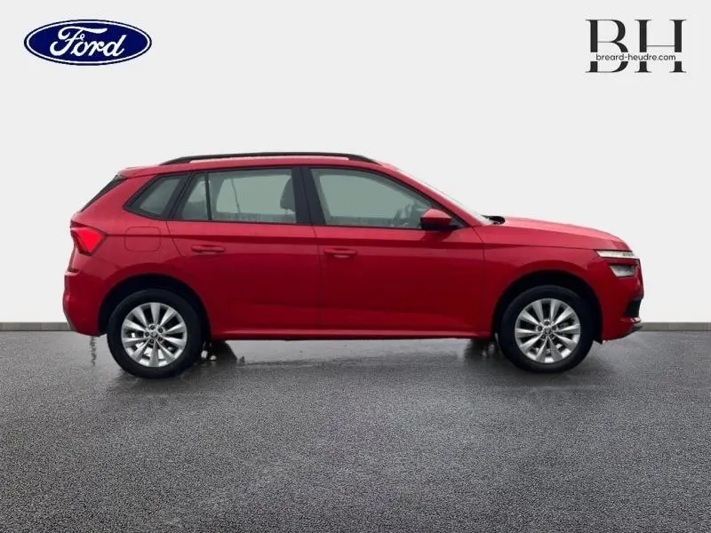 Vue de profil côté gauche d'un Skoda Kamiq rouge Velvet métallisé premium sur fond neutre.