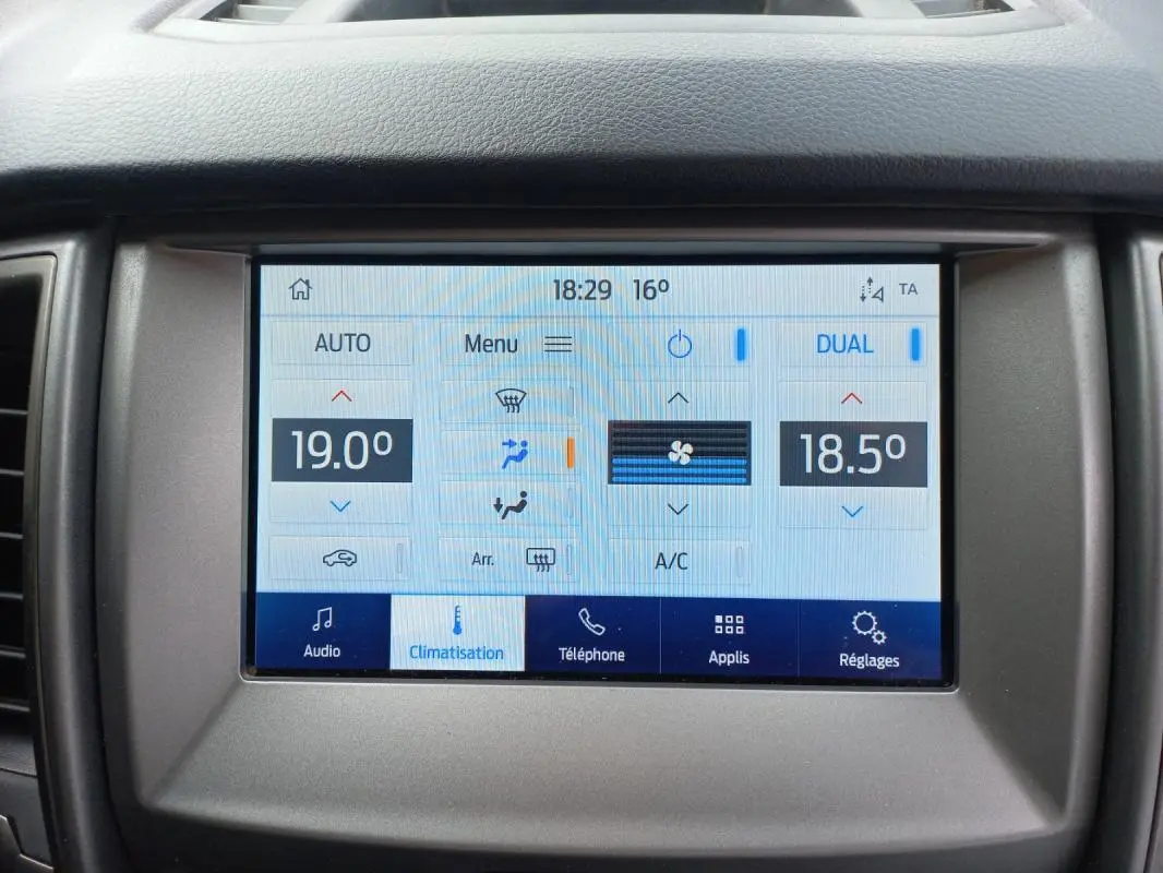 Écran tactile central du Ford Ranger blanc 2022, affichant les réglages de climatisation en mode dual.