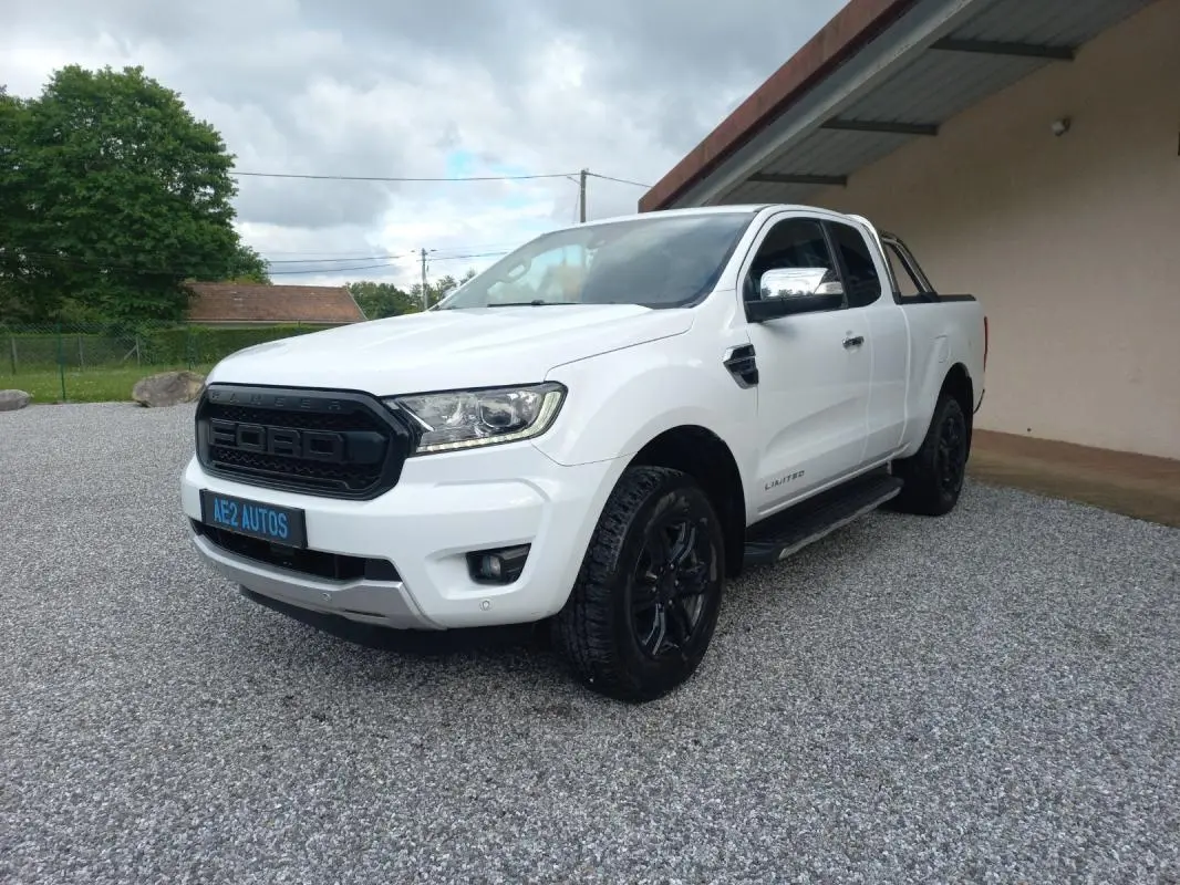 Ford Ranger Super Cabine Limited blanc, vue 3/4 avant droit avec calandre noire et jantes noires.