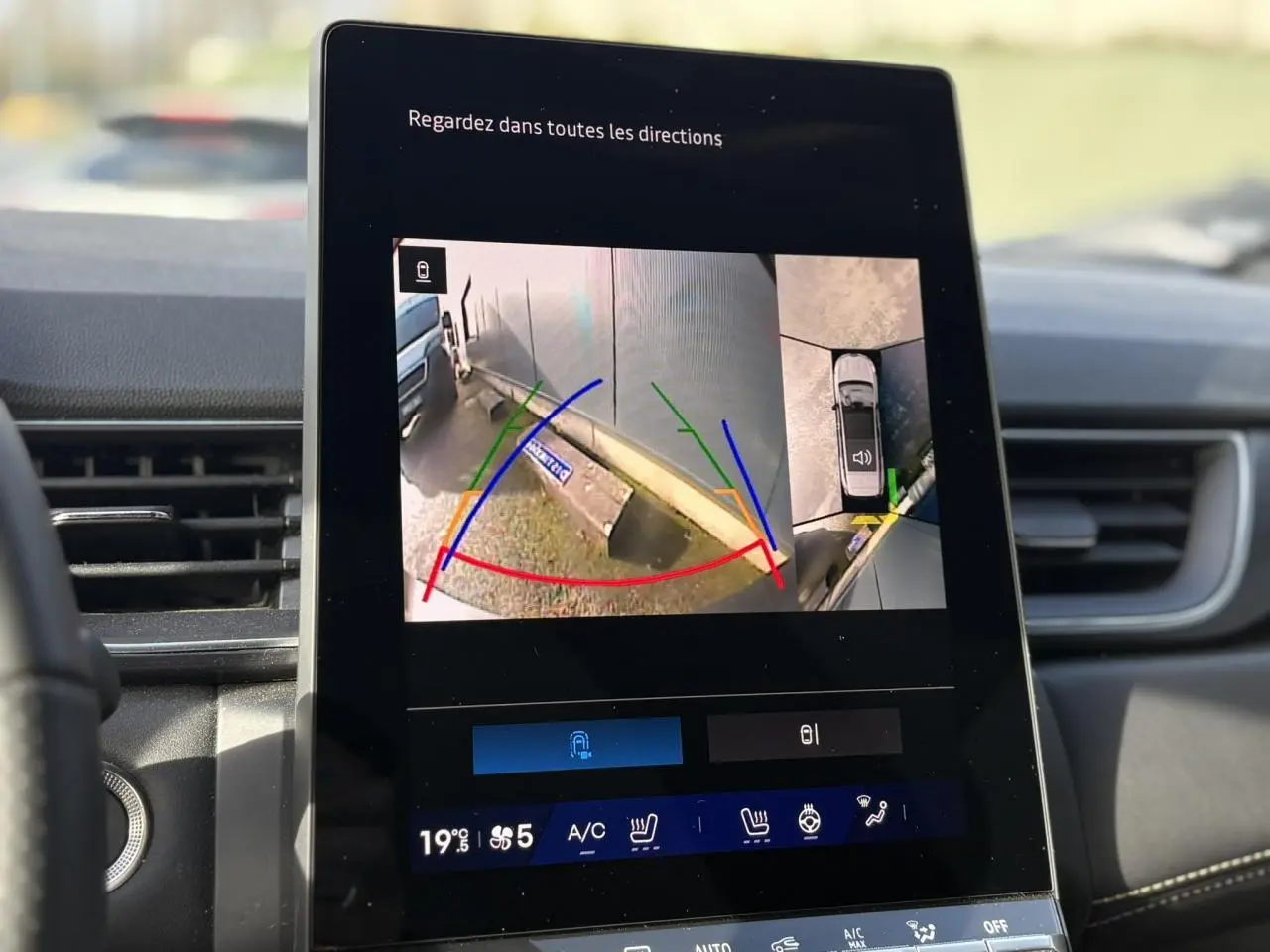 Écran tactile intérieur de la Renault SYMBIOZ noir étoilé montrant la caméra 360° en mode stationnement.