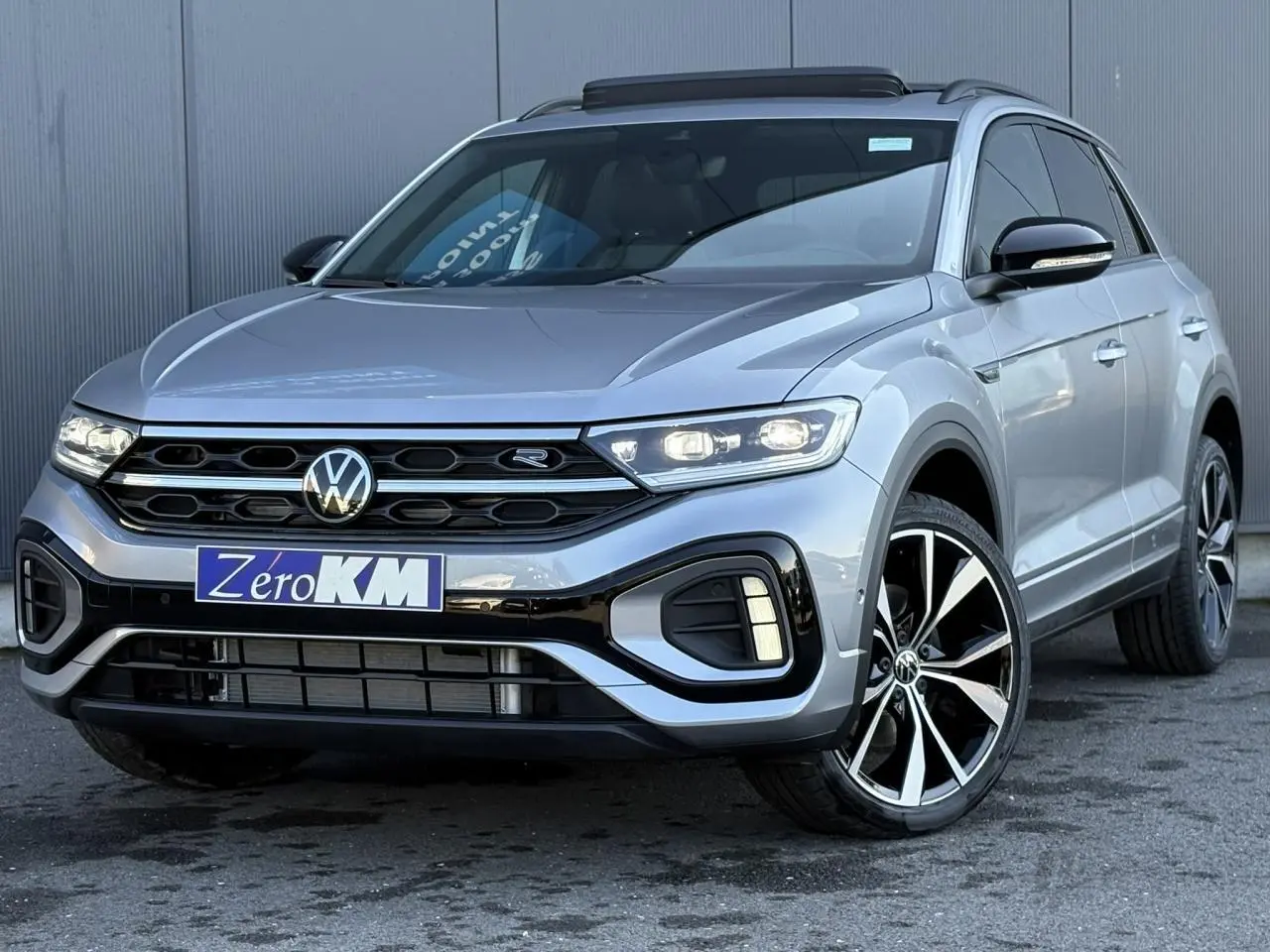 Volkswagen T-Roc gris pyrite en 3/4 avant droit avec jantes alliage 19 pouces et toit ouvrant visible