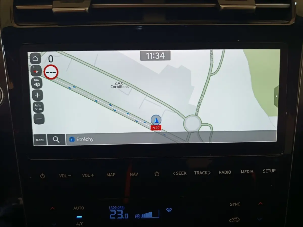 Écran tactile de navigation du Hyundai Tucson 1.6 PHEV marron affichant une carte et commandes multimédia.