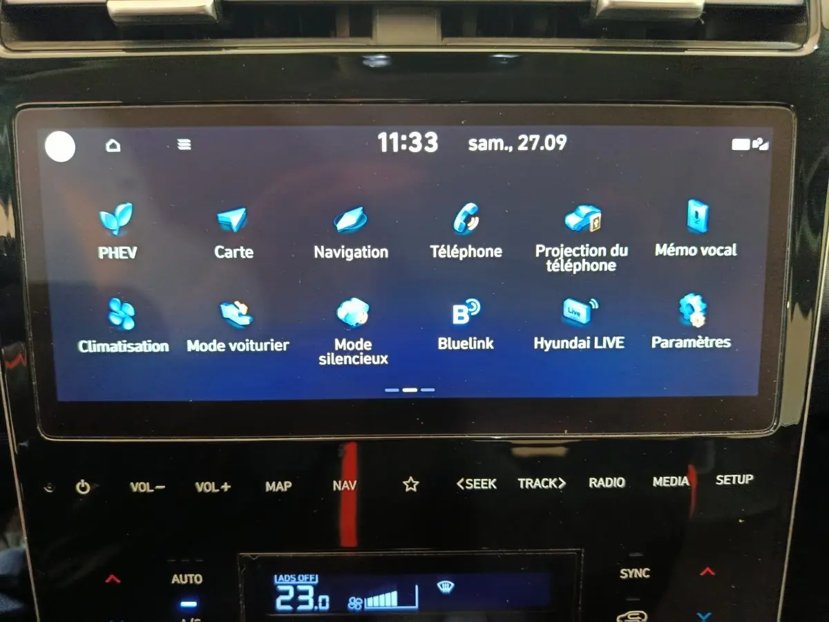 Écran tactile central du Hyundai Tucson 2022 affichant les menus de navigation, téléphone et climatisation.
