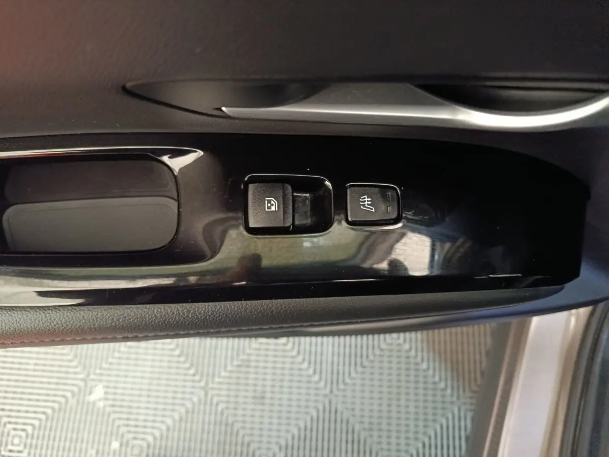 Boutons de verrouillage et de chauffage de siège sur la porte intérieure côté conducteur d'un Hyundai Tucson marron 2022.