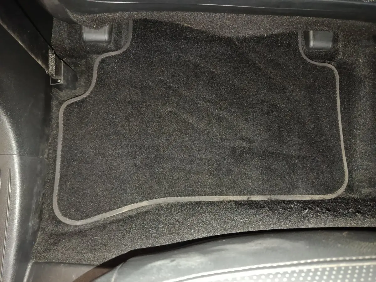 Tapis de sol noir côté conducteur du Hyundai Tucson 2022 hybride rechargeable, vue intérieure rapprochée.
