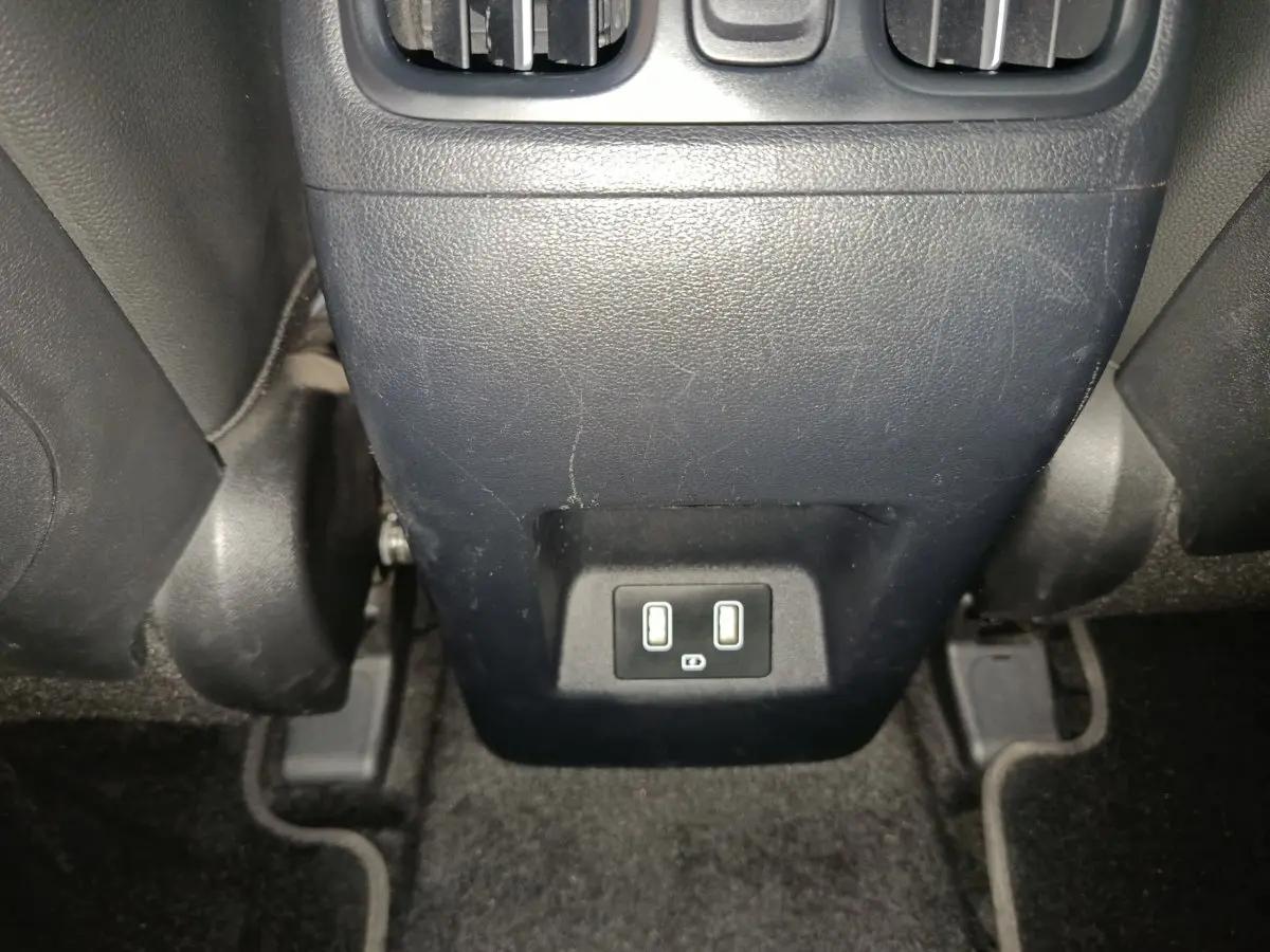 Prise USB double vue en gros plan au bas de la console centrale arrière d'un Hyundai Tucson marron 2022.