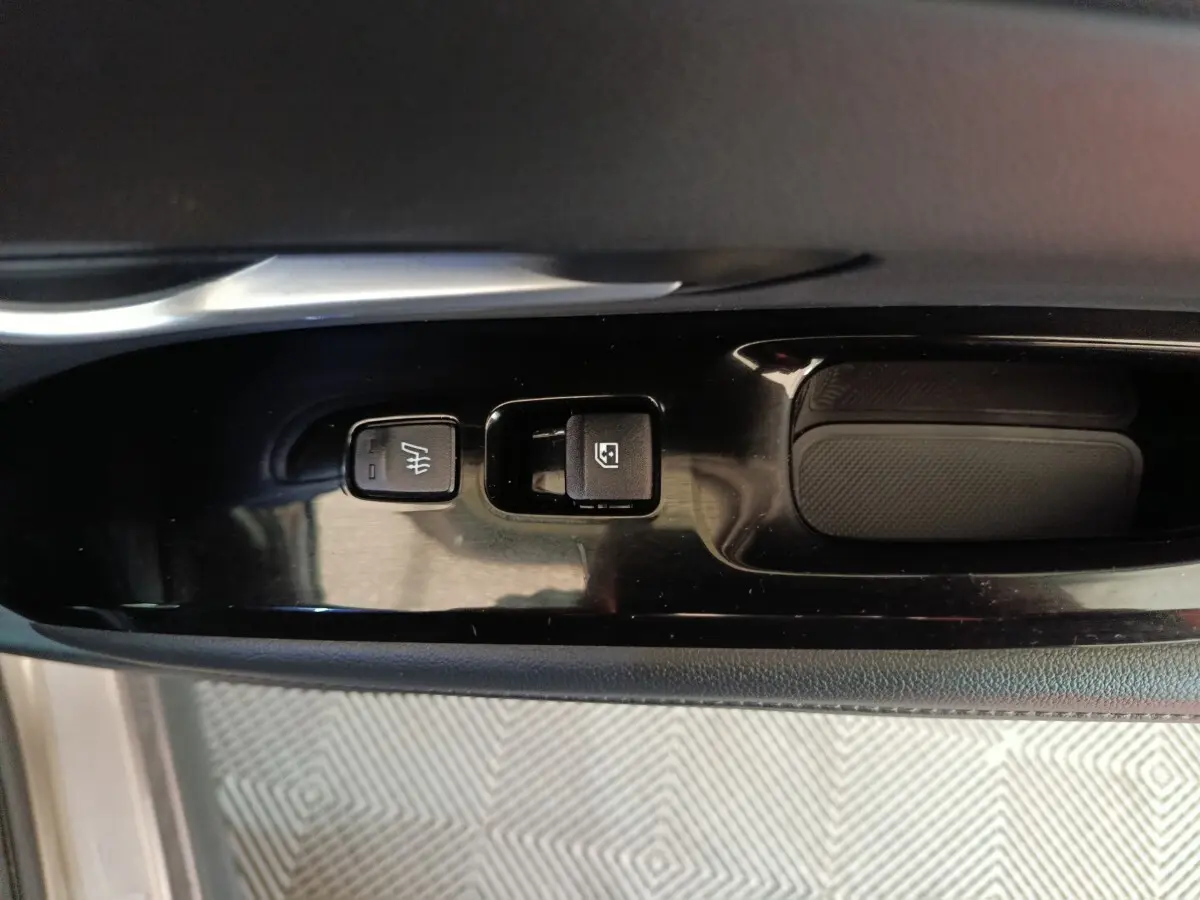 Gros plan sur les commandes de verrouillage et de chauffage de miroir côté conducteur du Hyundai Tucson marron 2022.