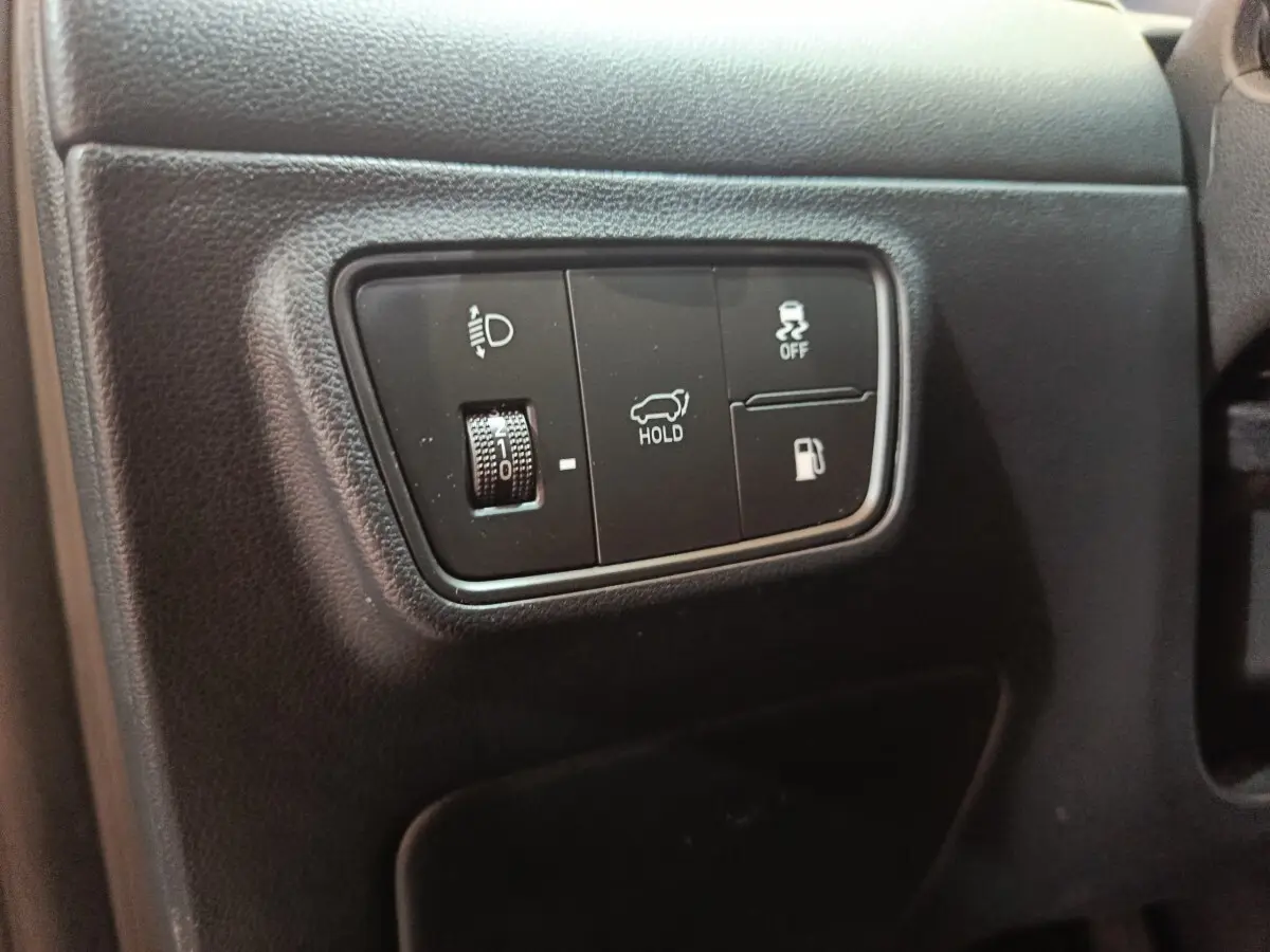 Gros plan sur les commandes noires du tableau de bord du Hyundai Tucson 2022, côté gauche du conducteur.