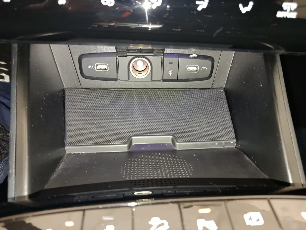 Espace de rangement intérieur avec ports USB et recharge sans fil du Hyundai Tucson 1.6 PHEV marron, vue rapprochée.