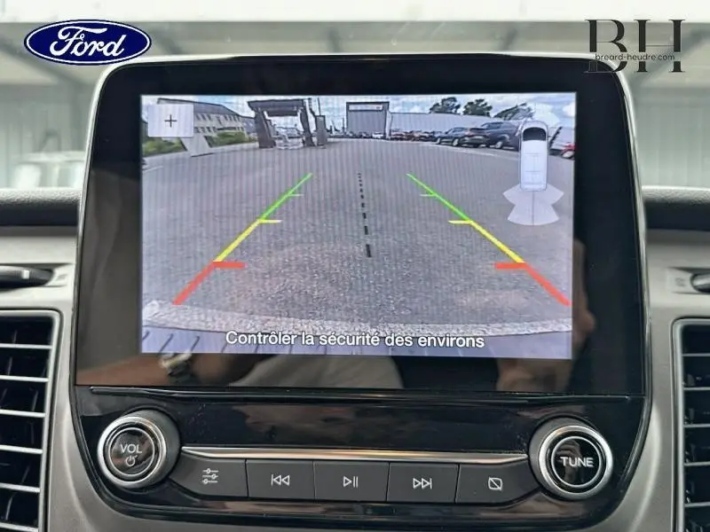 Écran central du Ford Transit Custom montrant la caméra de recul avec guidage coloré et vue arrière du parking.