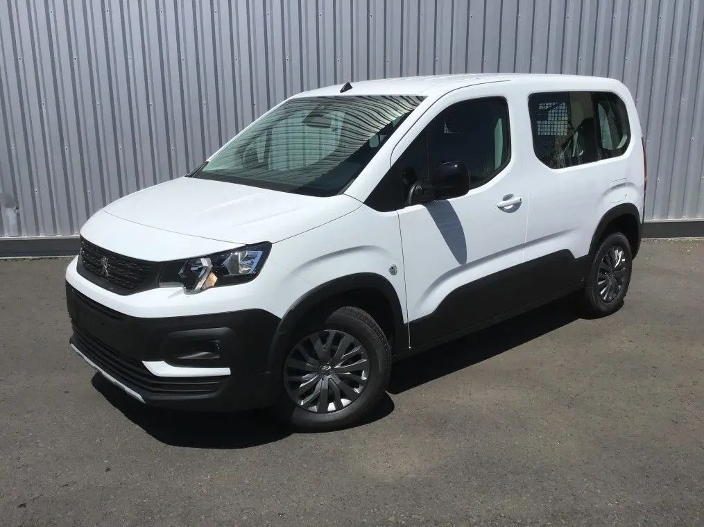 Peugeot Rifter blanc banquise en 3/4 avant droit, avec protections noires sur les bas de caisse et jantes grises.