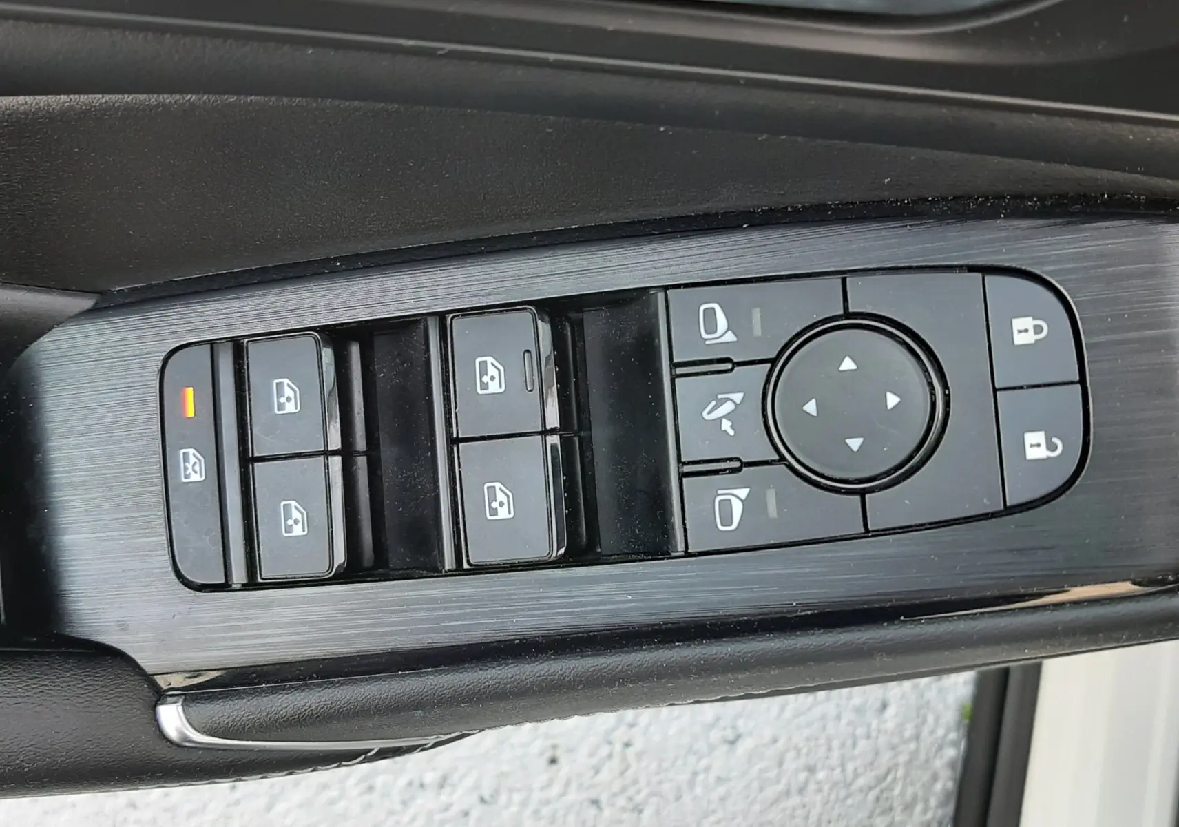 Panneau de commandes des vitres et rétroviseurs côté conducteur du Nissan Qashqai blanc lunaire 2022.