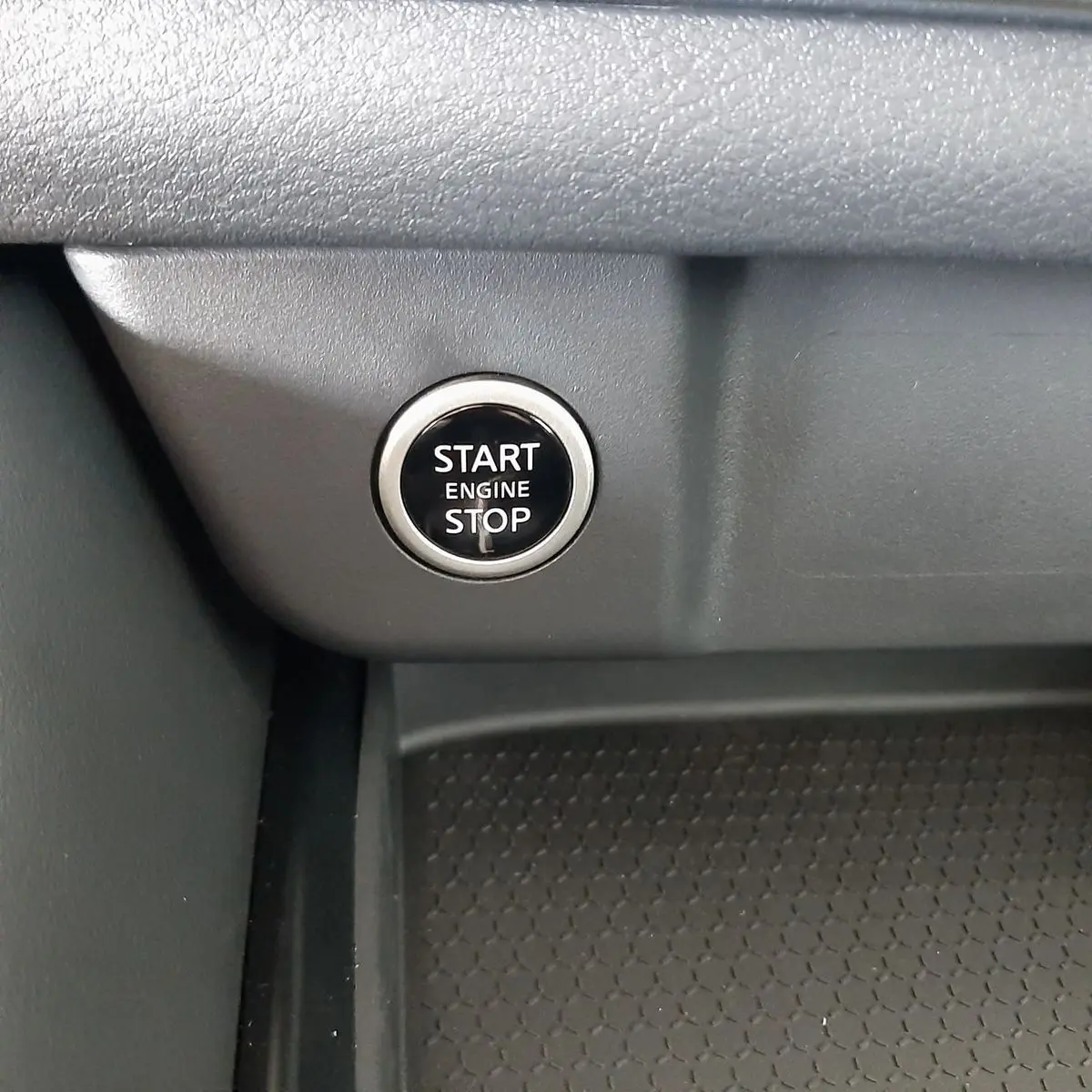 Bouton start/stop moteur en gros plan sur le tableau de bord intérieur du Nissan Qashqai blanc lunaire 2022.