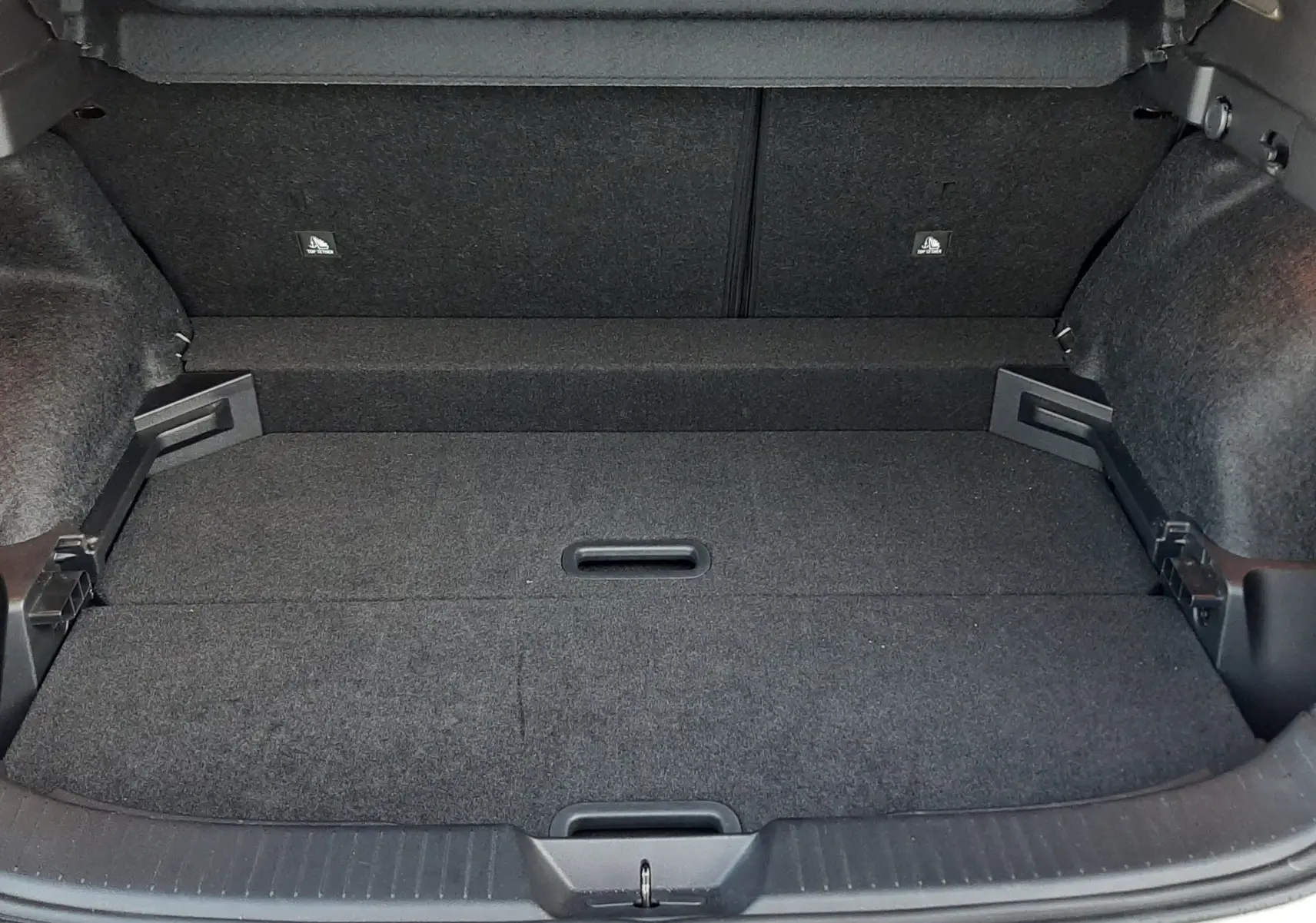 Coffre ouvert du Nissan Qashqai blanc lunaire 2022, montrant un espace de chargement propre et bien agencé.