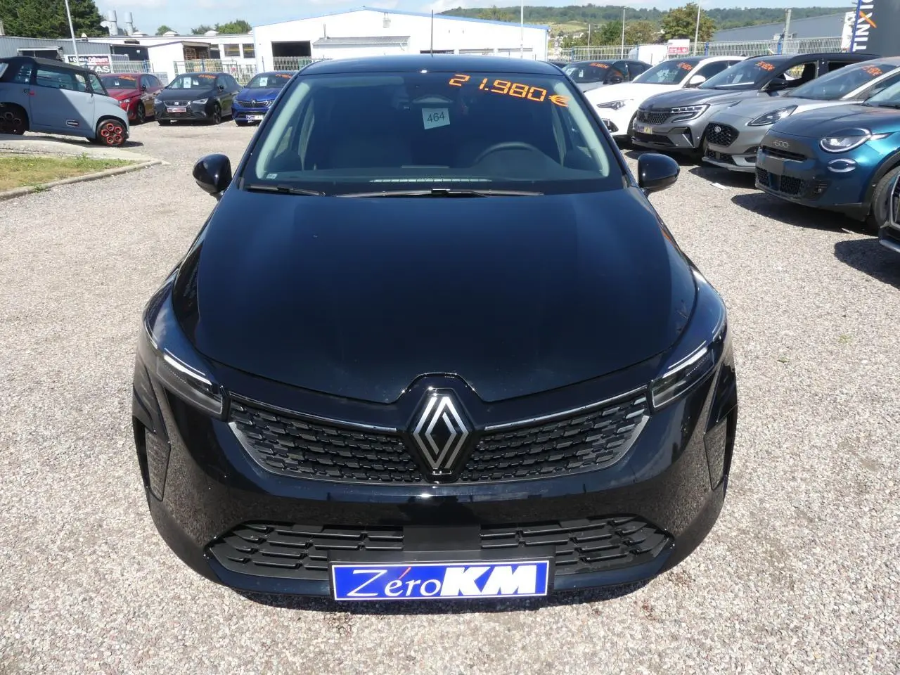 Renault Clio 2025 noir métallisé vue de face avec calandre noire et logo chromé bien visible.