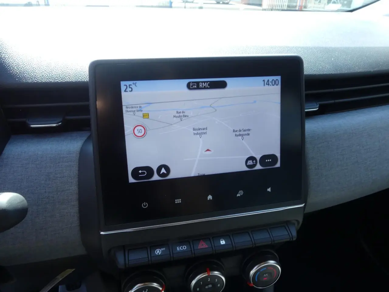 Écran tactile 7 pouces avec navigation affichée sur la planche de bord grise d'une Renault Clio noire