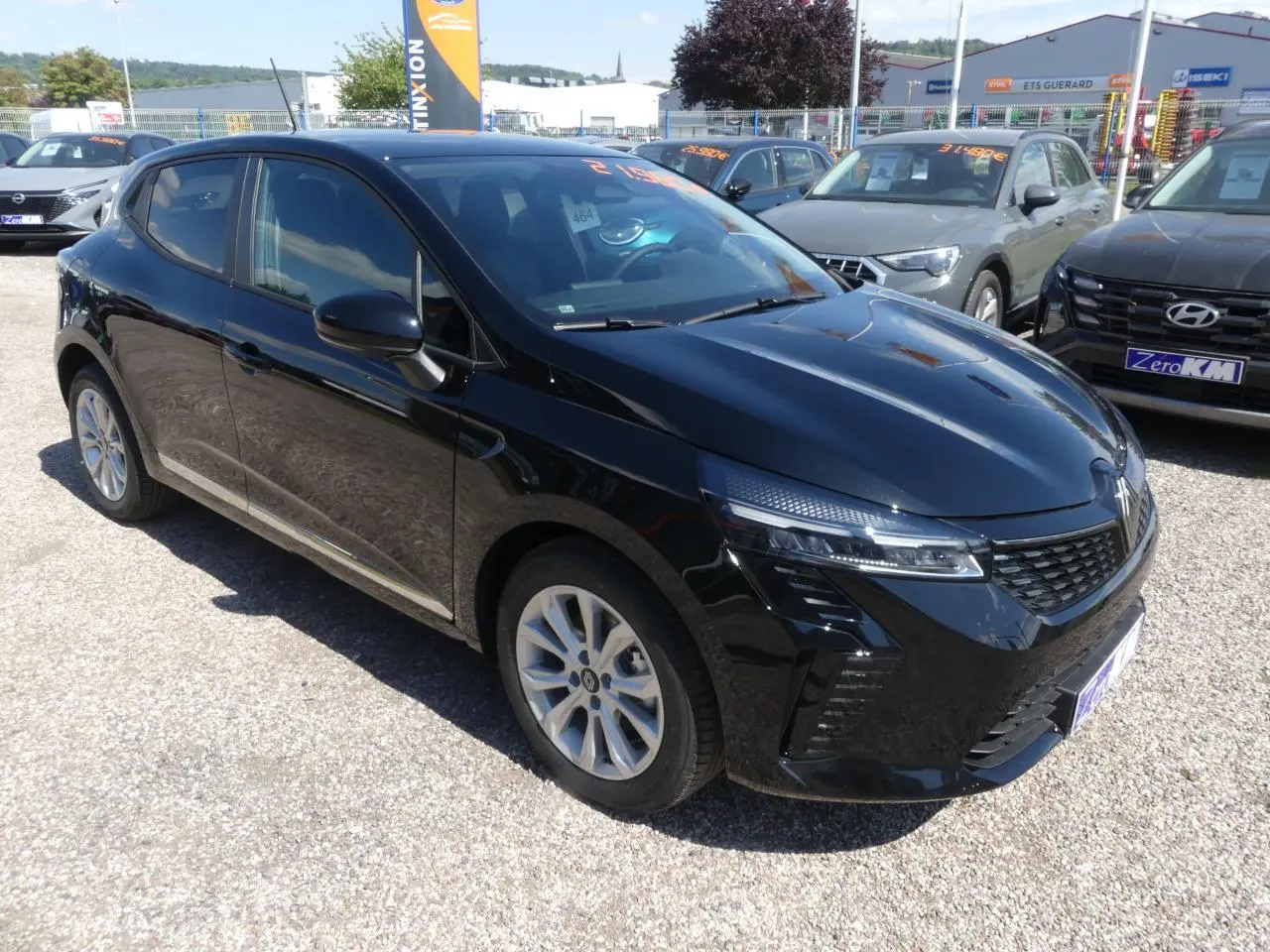 Renault Clio 2025 noir métallisé vue 3/4 avant droit avec calandre noire et phares LED fins.