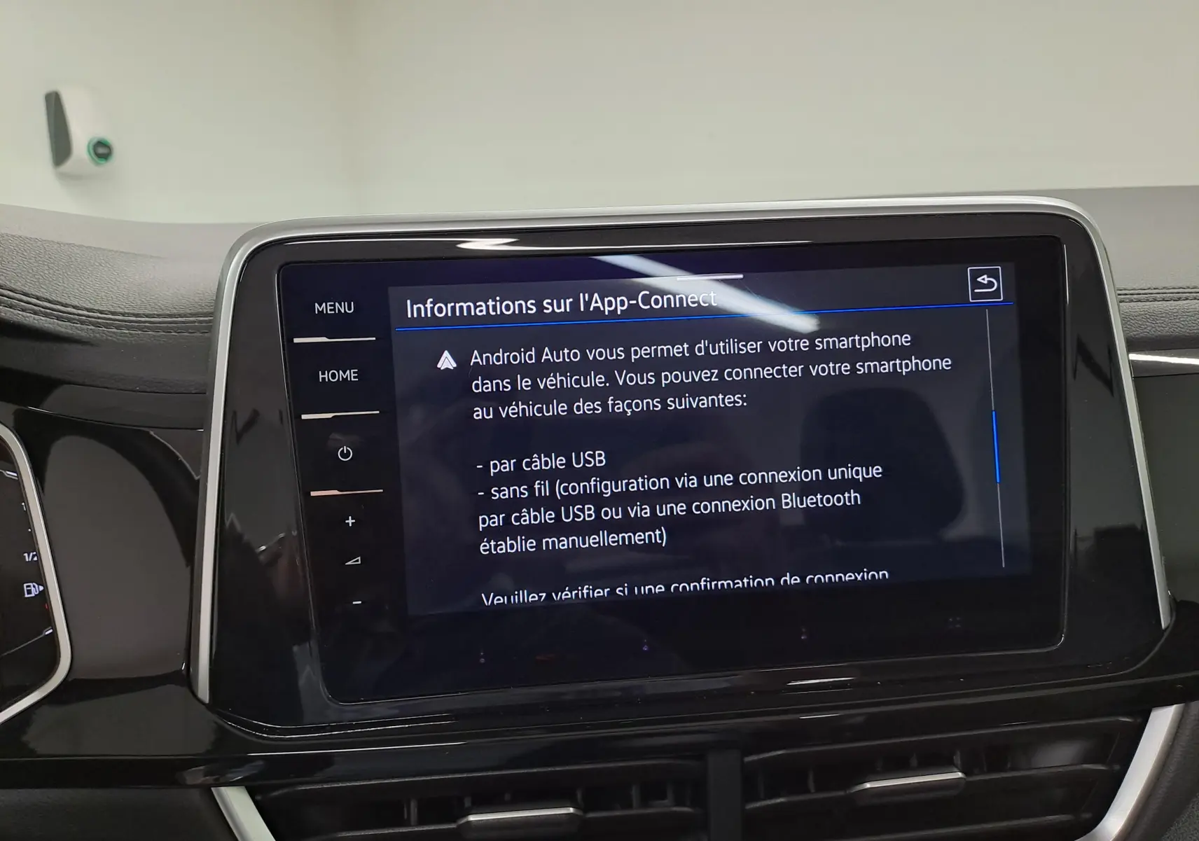 Écran tactile central du Volkswagen T-Roc Cabriolet 2022 affichant les options de connexion Android Auto.