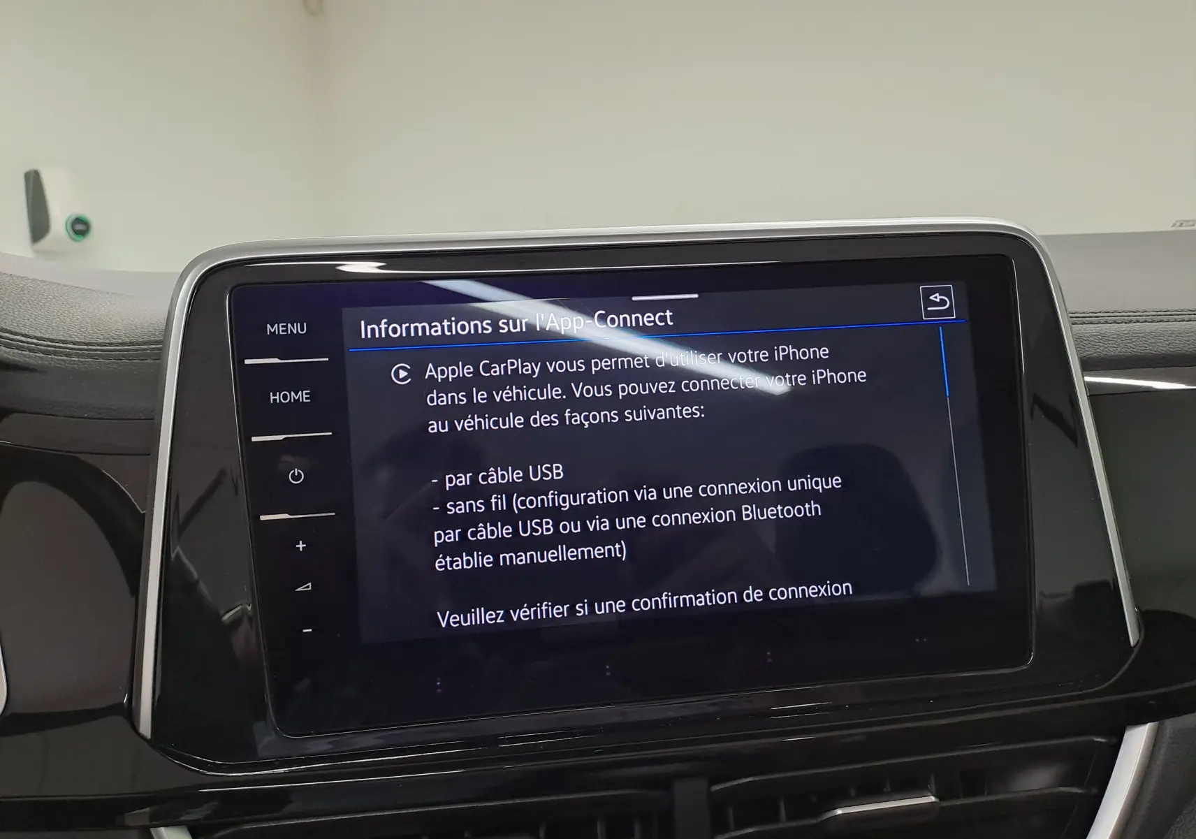 Écran tactile central du Volkswagen T-Roc Cabriolet 2022 affichant les options Apple CarPlay dans un intérieur noir.