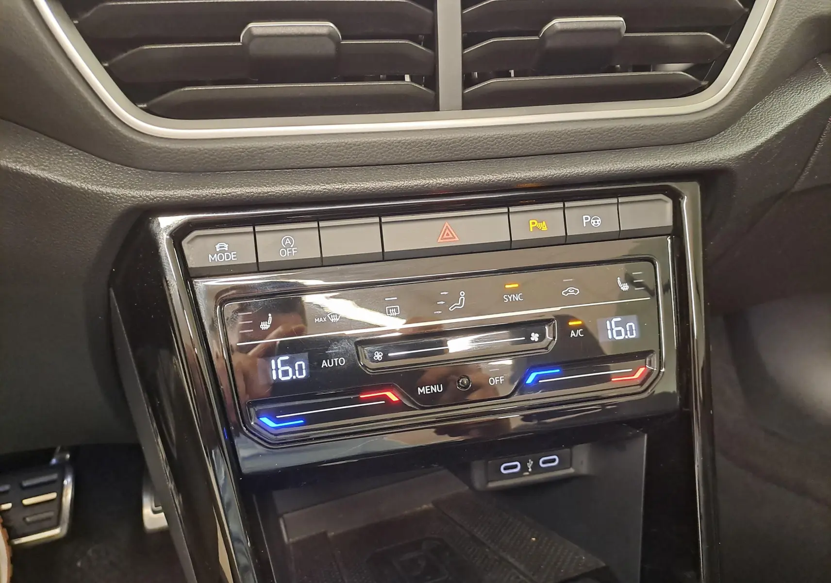 Panneau de commande de climatisation digital du Volkswagen T-Roc Cabriolet 2022 avec affichage température à 16°C.