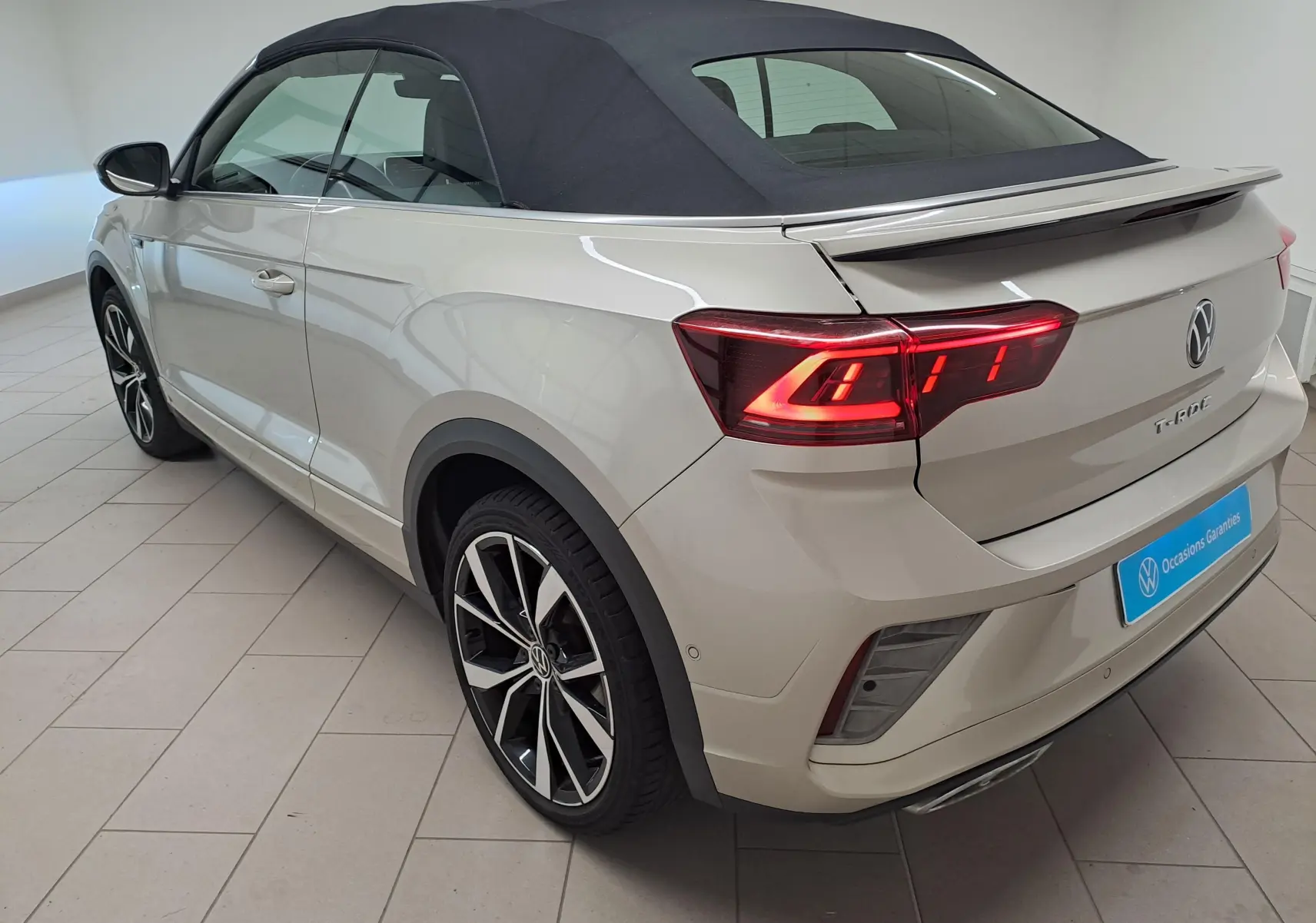 Volkswagen T-Roc Cabriolet gris ivoire vue 3/4 arrière droit avec capote noire et jantes alliage 19'' Misano.