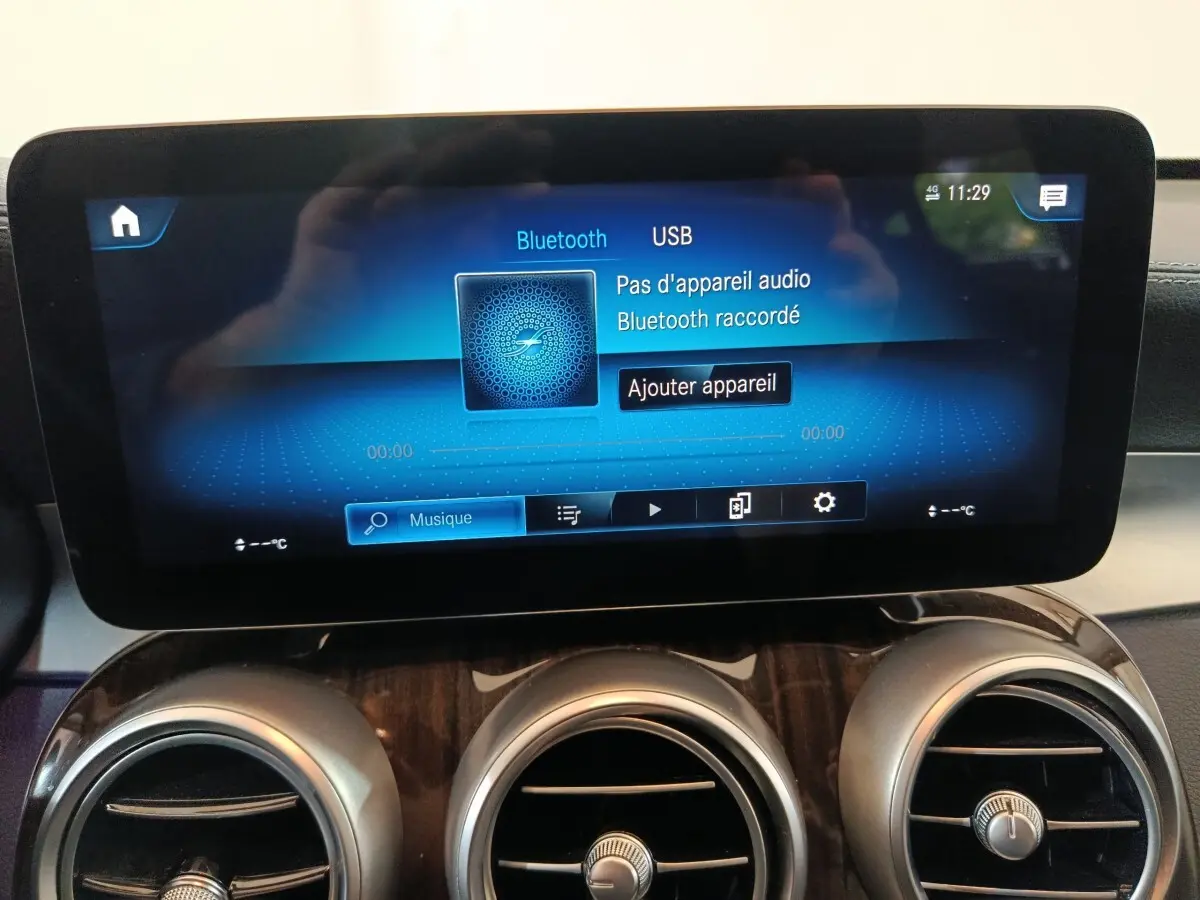 Écran tactile central affichant la connexion Bluetooth dans l'habitacle d'une Mercedes GLC 300 e Business Line noire.