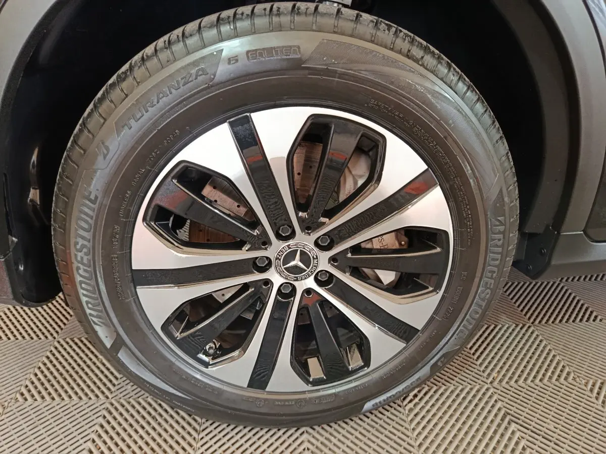 Gros plan sur la jante alliage bicolore noire et argentée d'un Mercedes GLC 300 e Business Line 2020 noir.