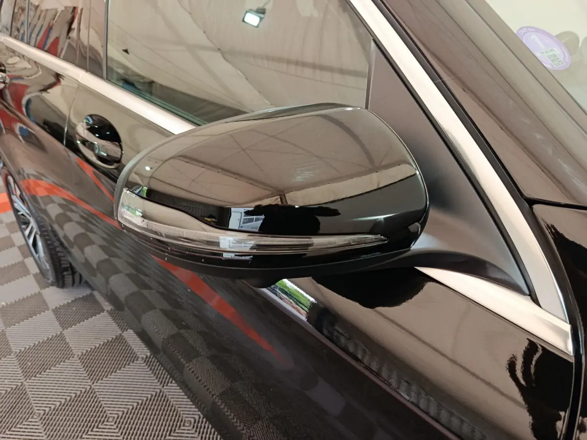 Rétroviseur côté gauche noir brillant avec clignotant intégré sur Mercedes GLC 300 e Business Line 4Matic 2020.