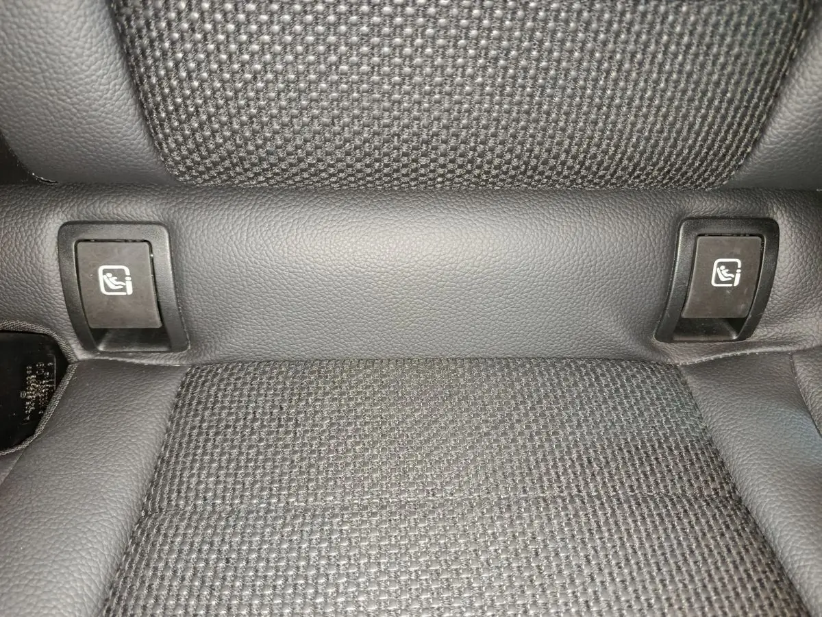 Gros plan sur les commandes d'ancrage Isofix sur la banquette arrière noire du Mercedes GLC 300 e Business Line 2020.