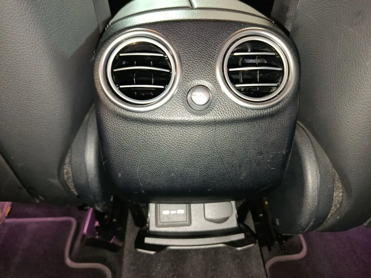 Vue rapprochée des aérateurs arrière noirs et des prises USB du Mercedes GLC 300 e Business Line 4Matic 2020.