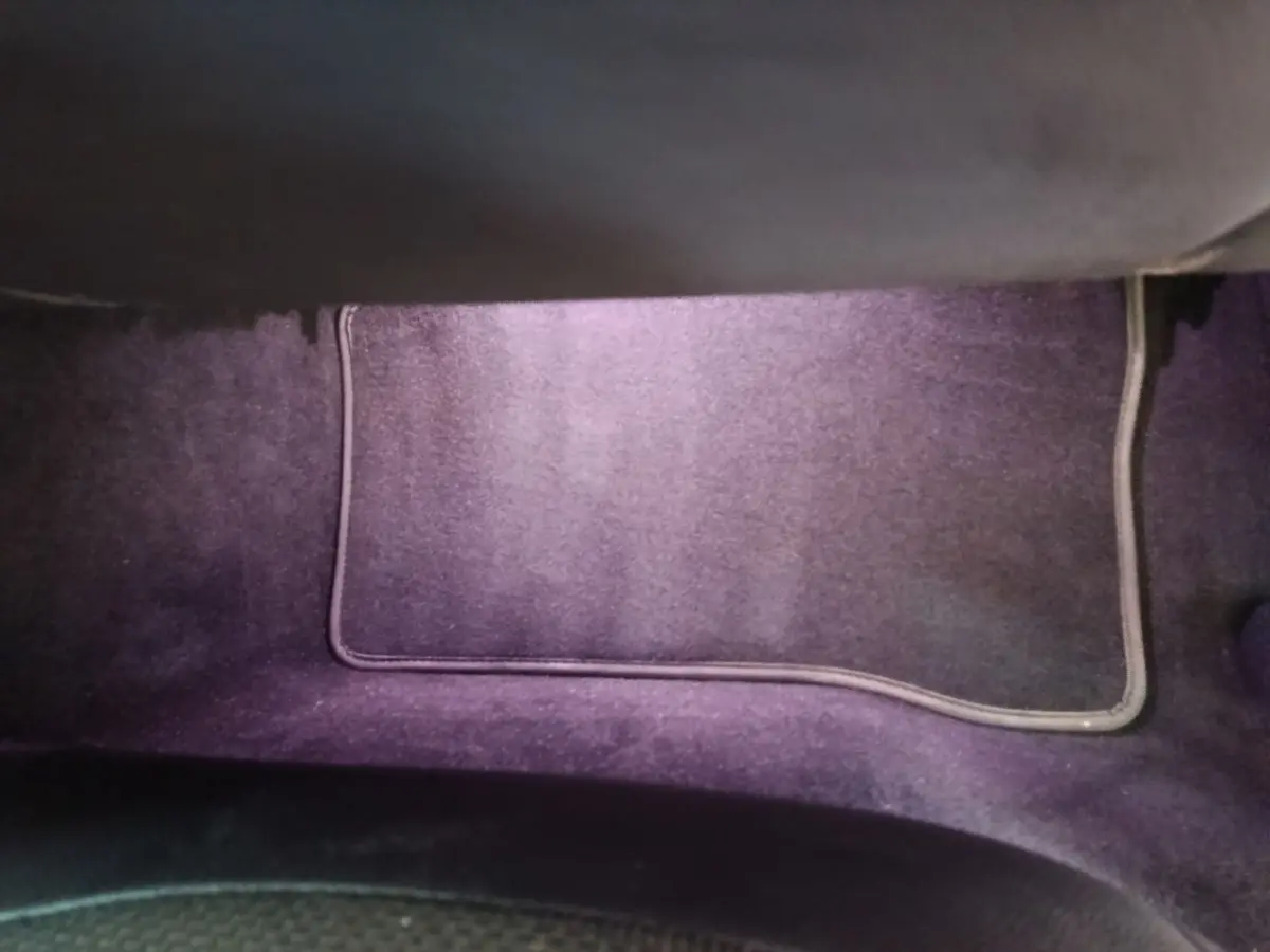 Plancher côté passager avec tapis de sol noir dans une Mercedes GLC 300 e Business Line 4Matic 2020 hybride rechargeable