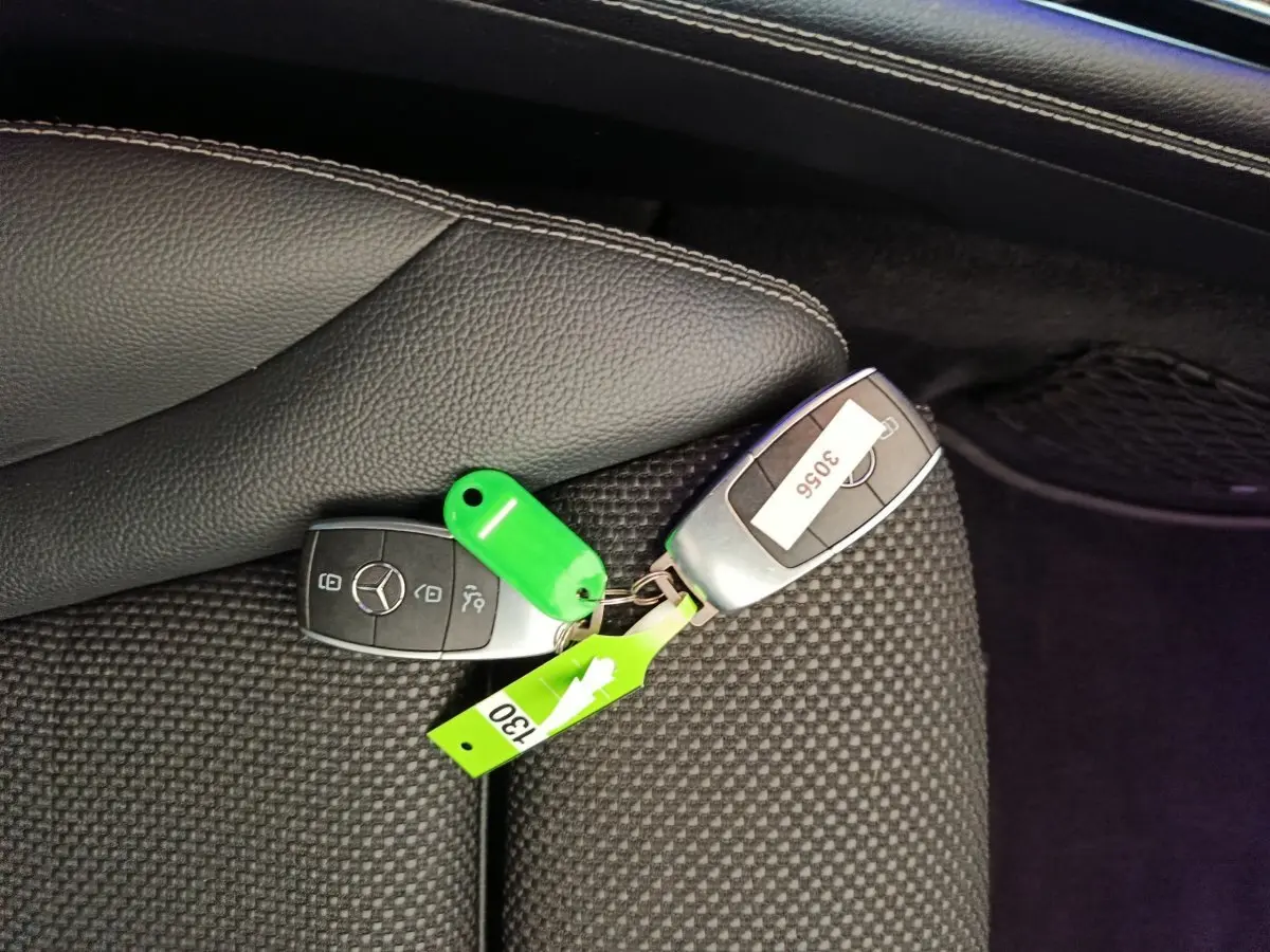 Gros plan sur les clés Mercedes posées sur un siège tissu noir à l'intérieur d'un GLC 300 e Business Line 4Matic 2020.