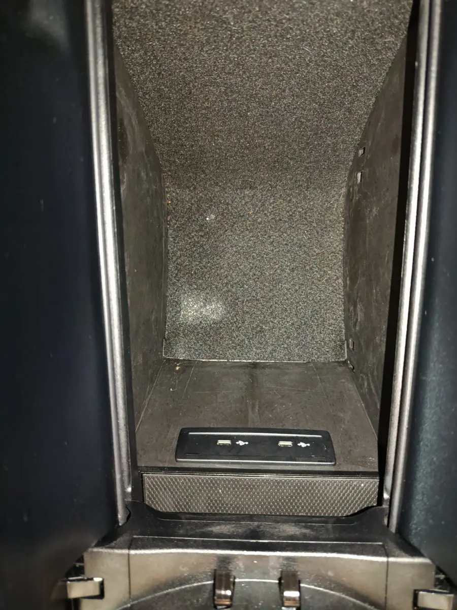 Vue rapprochée de la console centrale noire du Mercedes GLC 300 e Business Line 4Matic, avec ports USB visibles.