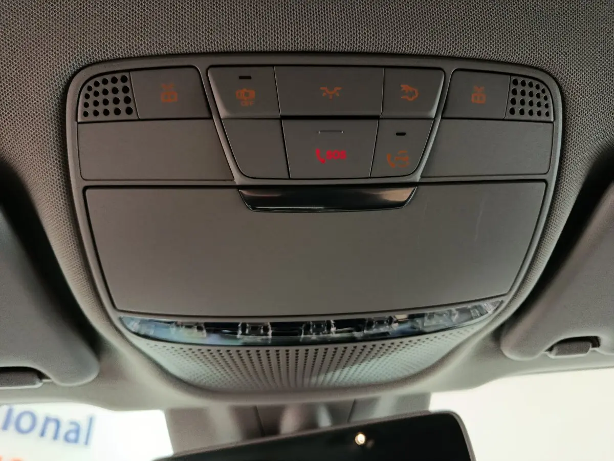 Vue en gros plan du panneau de commandes au plafond intérieur du Mercedes GLC 300 e Business Line 2020 noir.