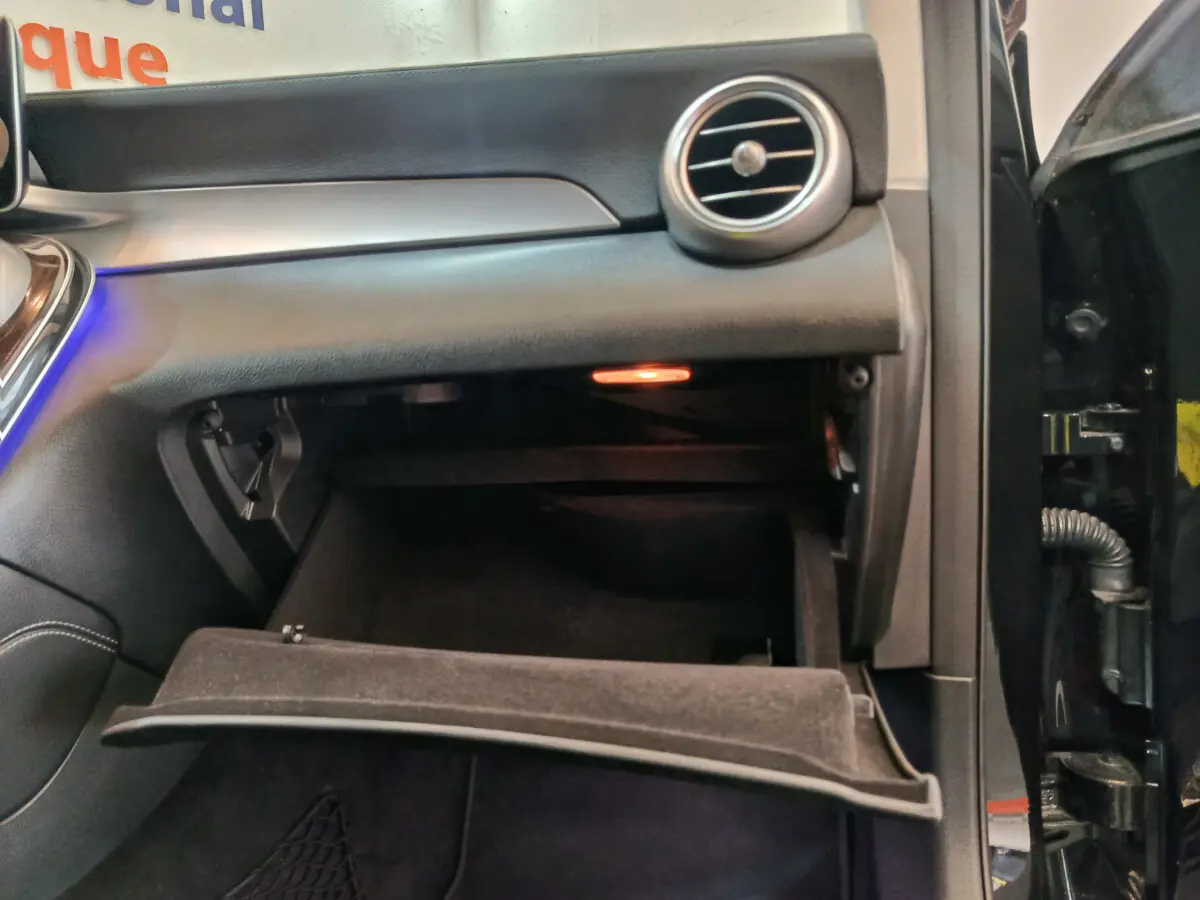 Vue intérieure côté passager du coffre à gants ouvert du Mercedes GLC 300 e Business Line noir de 2020.