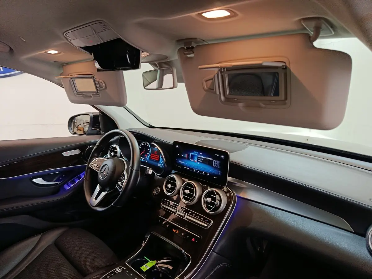Intérieur du Mercedes GLC 300 e Business Line 2020, vue côté conducteur, tableau de bord noir avec écran tactile central.