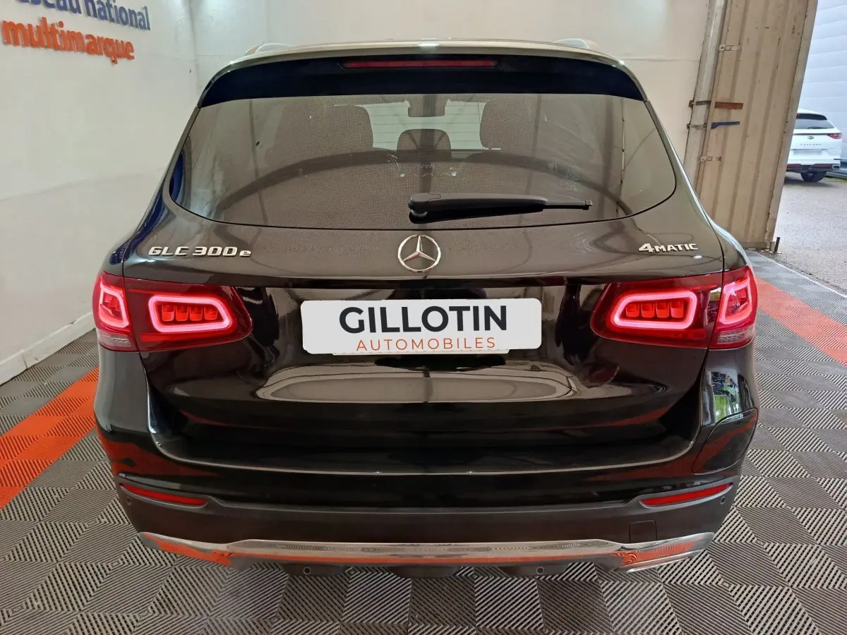 Vue arrière d'un Mercedes GLC 300 e Business Line 4Matic noir avec feux LED et logo central visible.
