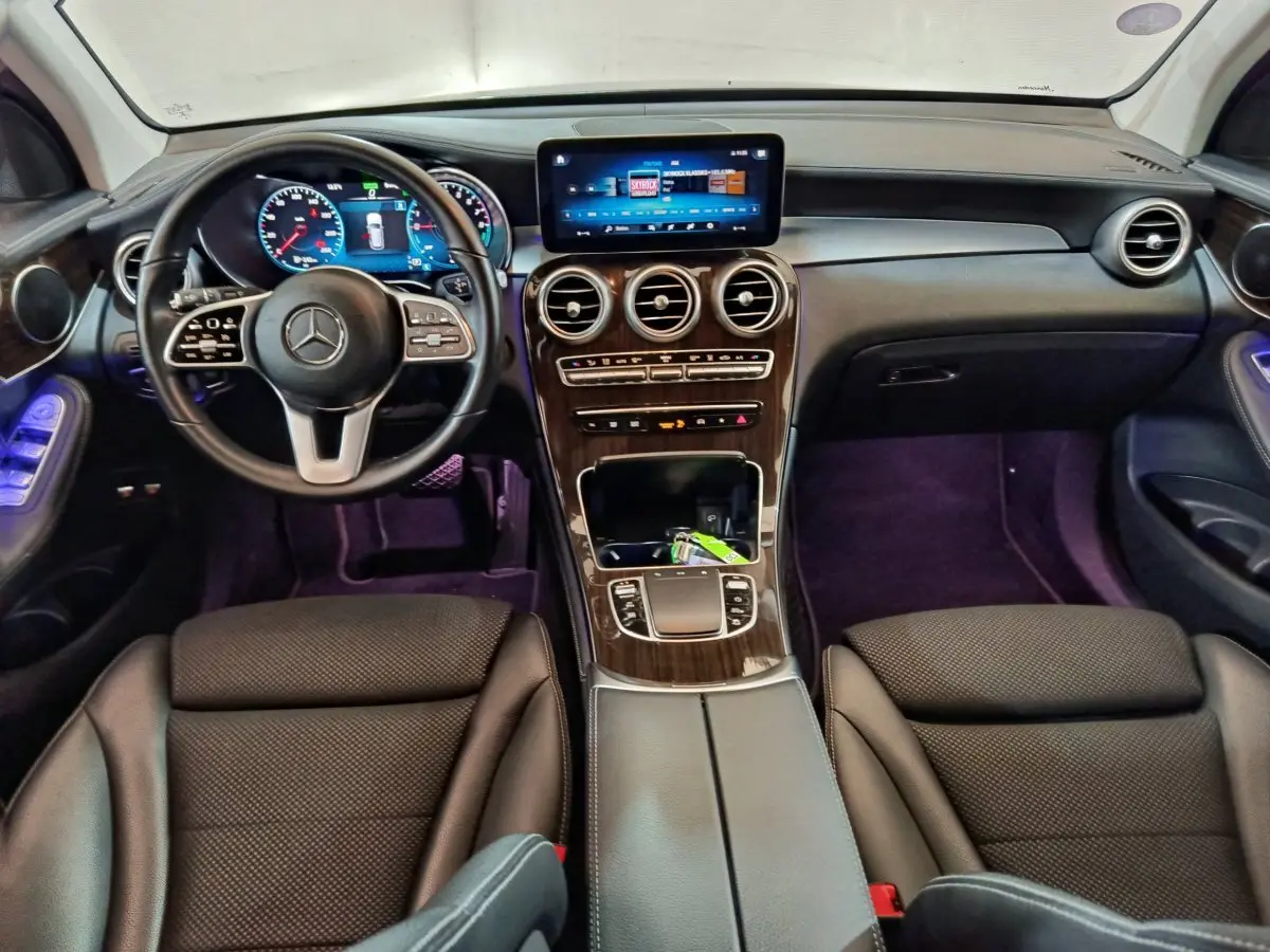 Intérieur du Mercedes GLC 300 e Business Line 2020, vue avant sur tableau de bord en bois et écran tactile central.